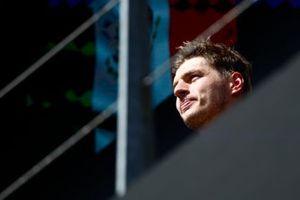 Max Verstappen, Red Bull Racing, 1ª posición, en el podio