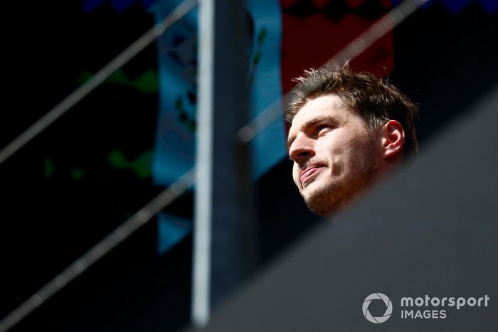 Max Verstappen, Red Bull Racing, 1ª posición, en el podio