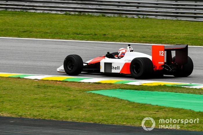 Martin Brundle conduce el McLaren MP4/4