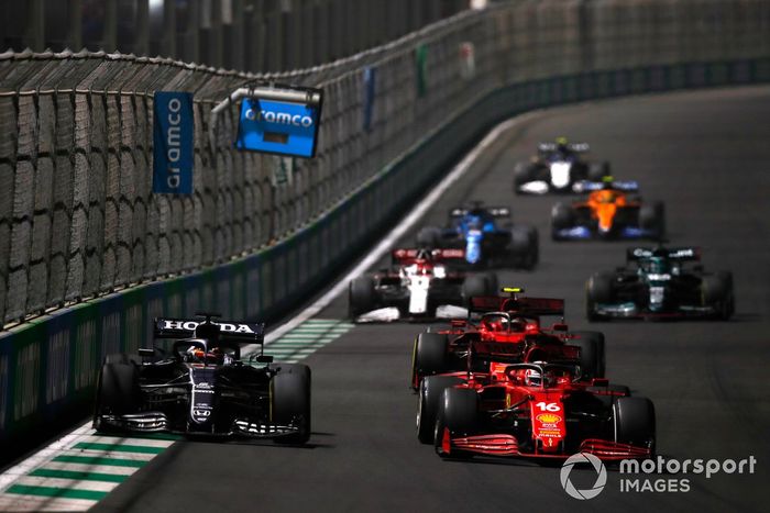 Charles Leclerc, Ferrari SF21, Yuki Tsunoda, AlphaTauri AT02, y Carlos Sainz Jr., Ferrari SF21