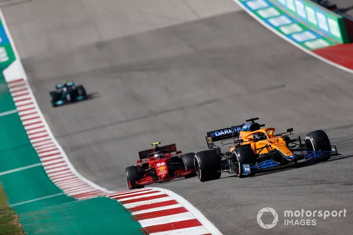 Daniel Ricciardo, McLaren MCL35M, Carlos Sainz Jr., Ferrari SF21