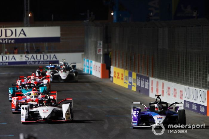 Jake Dennis, BMW I Andretti Motorsport, BMW iFE.21, por delante de Pascal Wehrlein, Tag Heuer Porsche, Porsche 99X Electric, Alexander Sims, Mahindra Racing, M7Electro, and Mitch Evans, Panasonic Jaguar Racing, Jaguar I-Type 5