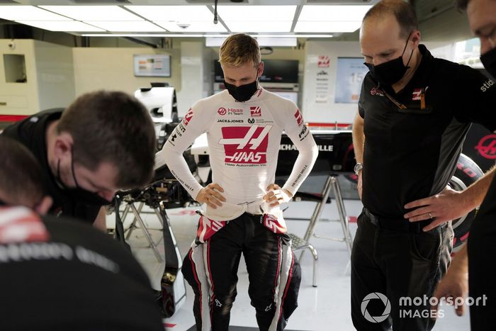 Mick Schumacher, Haas F1, habla con Gary Gannon