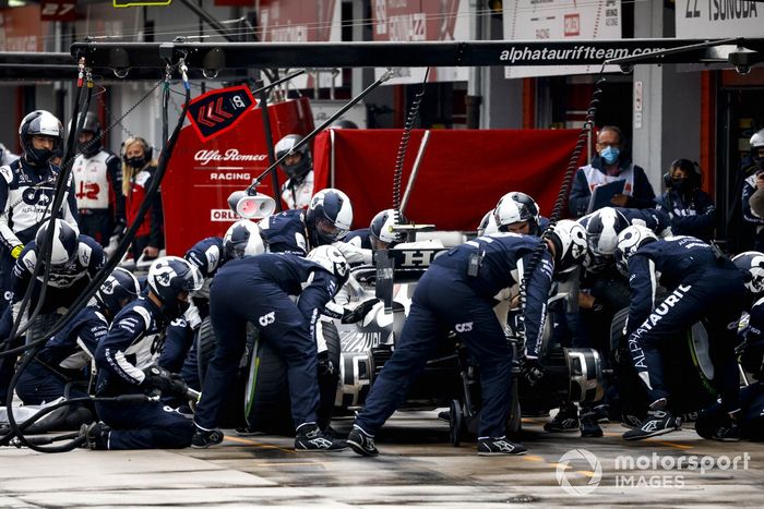 Pierre Gasly, AlphaTauri AT02, pit stop