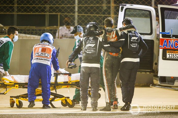 Delegados médicos asisten a Romain Grosjean, Haas F1, después del accidente en la primera vuelta