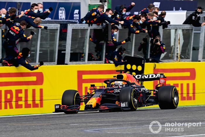 Ganador Max Verstappen, Red Bull Racing RB16B cruza la meta