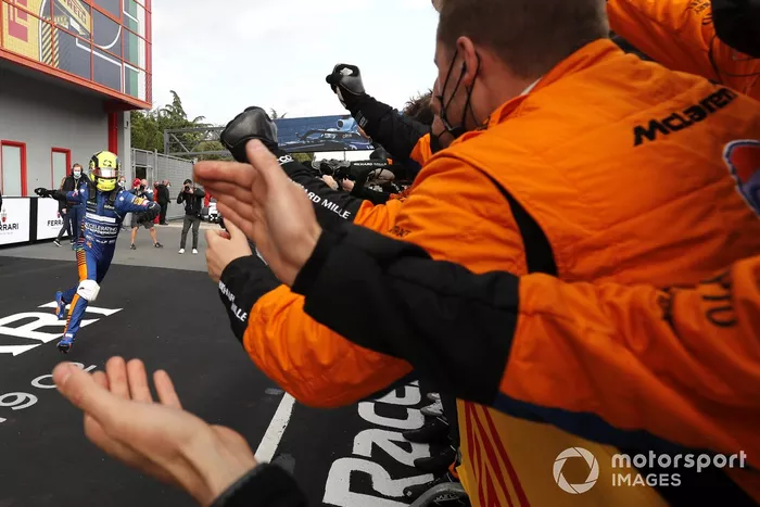 Lando Norris, McLaren MCL35M, 3ª posición, celebra en Parc Ferme