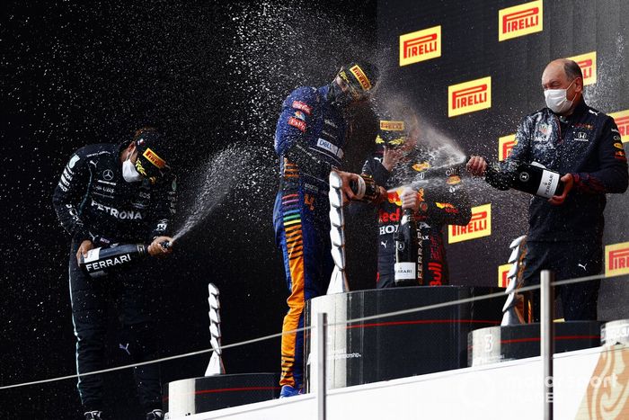 Podio: segundo lugar Lewis Hamilton, Mercedes, ganador de la carrera Max Verstappen, Red Bull Racing y el tercer lugar Lando Norris, McLaren