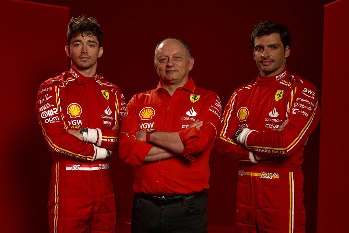 Charles Leclerc, Frederic Vasseur, Director del equipo y Director General, Scuderia Ferrari, Carlos Sainz, Ferrari