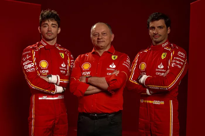 Charles Leclerc, Frederic Vasseur, Team Principal e Direttore Generale, Scuderia Ferrari, Carlos Sainz, Ferrari