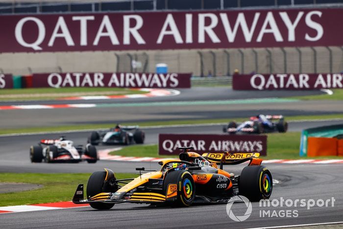 Oscar Piastri, McLaren MCL38, Kevin Magnussen, Haas VF-24, George Russell, Mercedes F1 W15