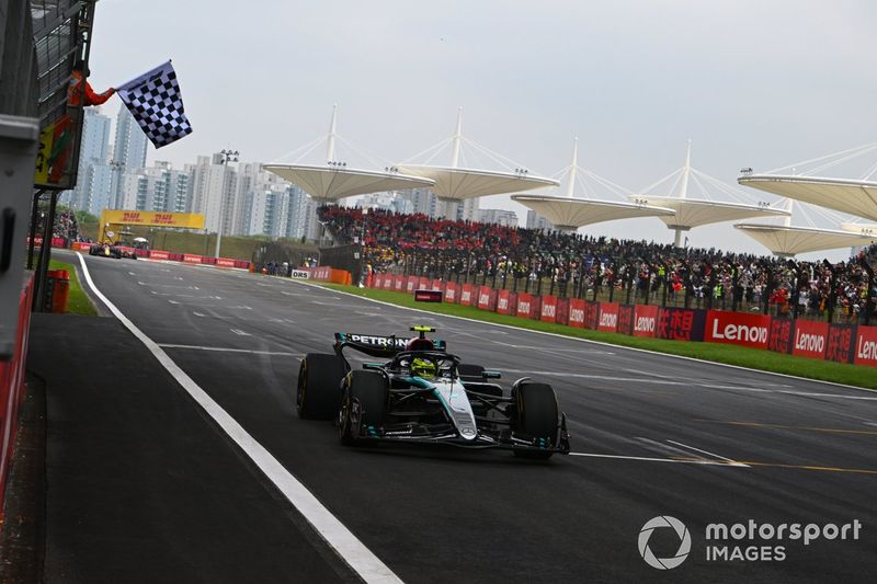 Lewis Hamilton, Mercedes F1 W15, in seconda posizione, passa la bandiera a scacchi al termine della Sprint Race