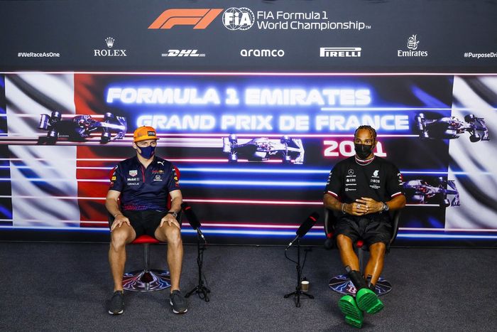 Max Verstappen, Red Bull Racing, Lewis Hamilton, Mercedes en la conferencia de prensa