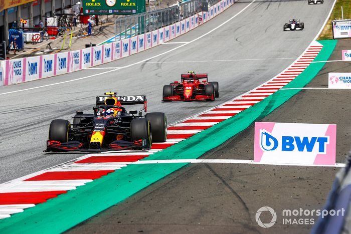 Sergio Pérez, Red Bull Racing RB16B, Carlos Sainz Jr., Ferrari SF21