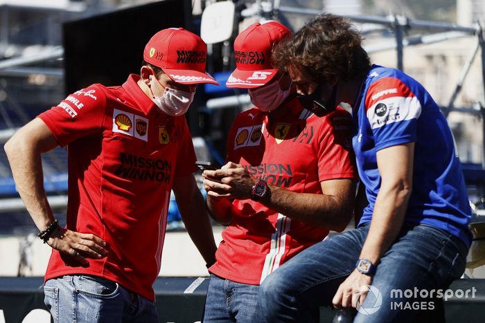 Charles Leclerc, Ferrari, Carlos Sainz Jr., Ferrari, y Fernando Alonso, Alpine F1