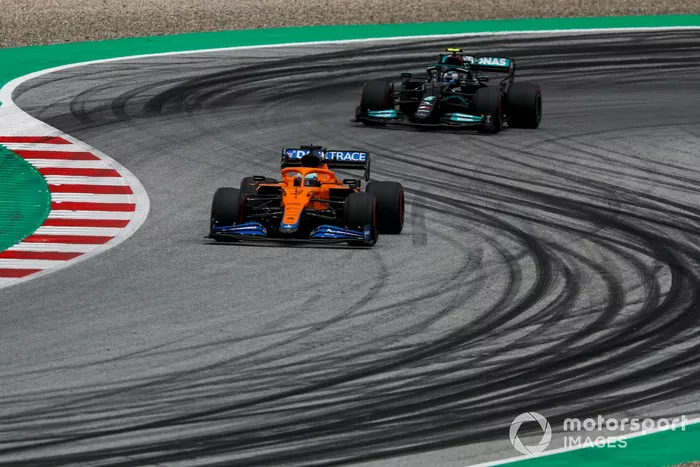 Daniel Ricciardo, McLaren MCL35M, Valtteri Bottas, Mercedes W12