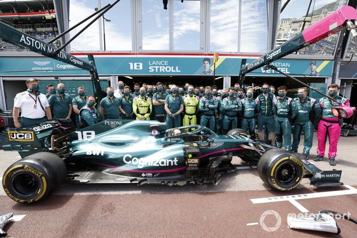 El equipo Aston Martin en el pit lane con el coche de Lance Stroll, Aston Martin AMR21
