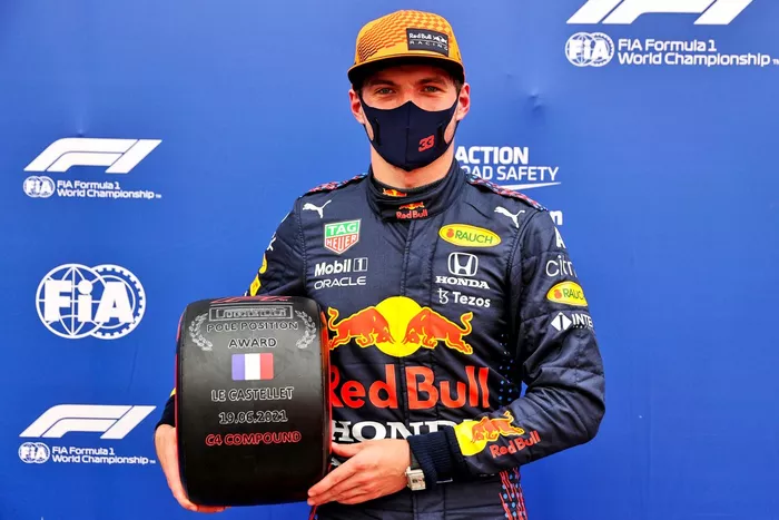 Ganador de la pole Max Verstappen, Red Bull Racing con el premio Pirelli Pole Position