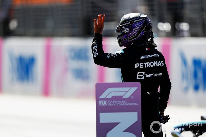 Segundo puesto Lewis Hamilton, Mercedes, en Parc Ferme después de la clasificación