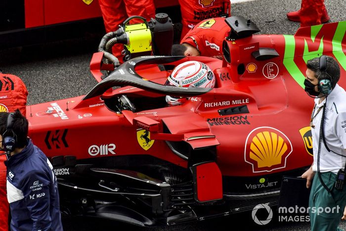 Charles Leclerc, Ferrari SF21, en la parrilla