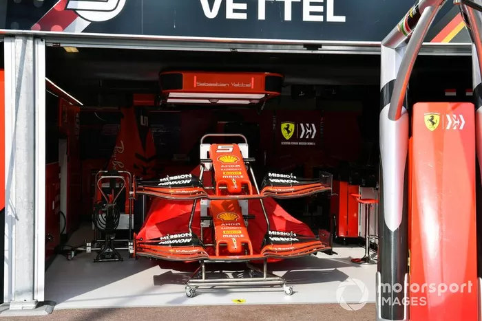 Ala delantera en el box de Ferrari