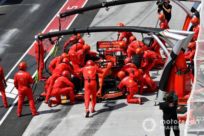 Sebastian Vettel, Ferrari SF90, pits