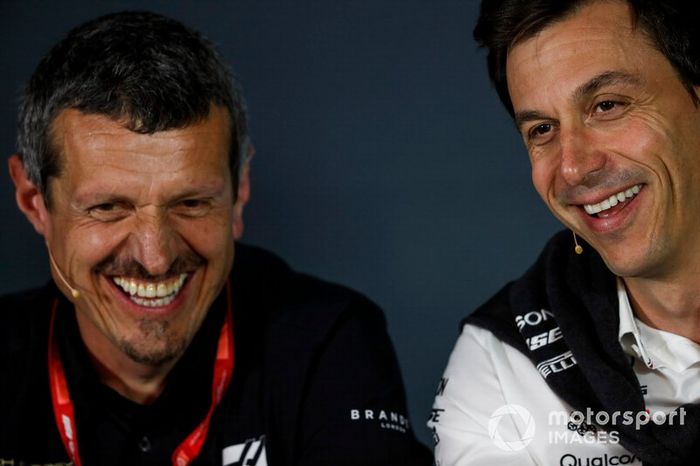 Guenther Steiner, Director de Equipo, Haas F1, y Toto Wolff, Director Ejecutivo (Negocios), Mercedes AMG, en la Conferencia de Prensa de Directores de Equipo