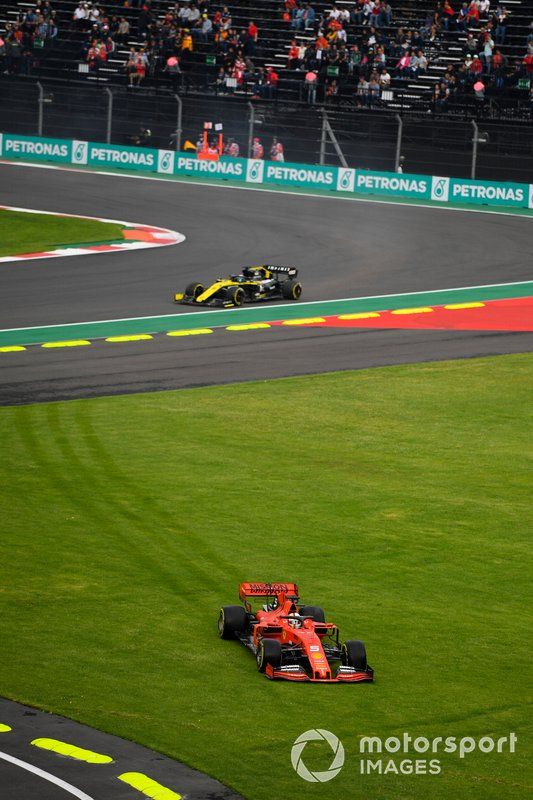 Sebastian Vettel, Ferrari SF90 sobre el pasto