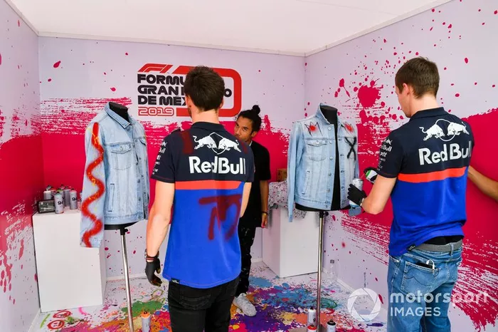 Pierre Gasly, Toro Rosso and Daniil Kvyat, Toro Rosso pinta ropa con spray 