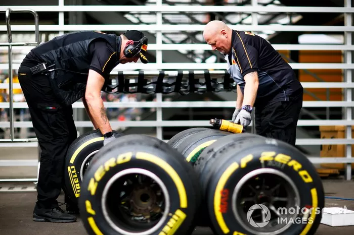 Los técnicos de Pirelli trabajan en algunos neumáticos
