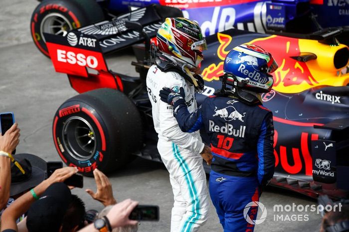 Lewis Hamilton, Mercedes AMG F1, 3ª posición, y Pierre Gasly, Toro Rosso, 2ª posición, en Parc Ferme