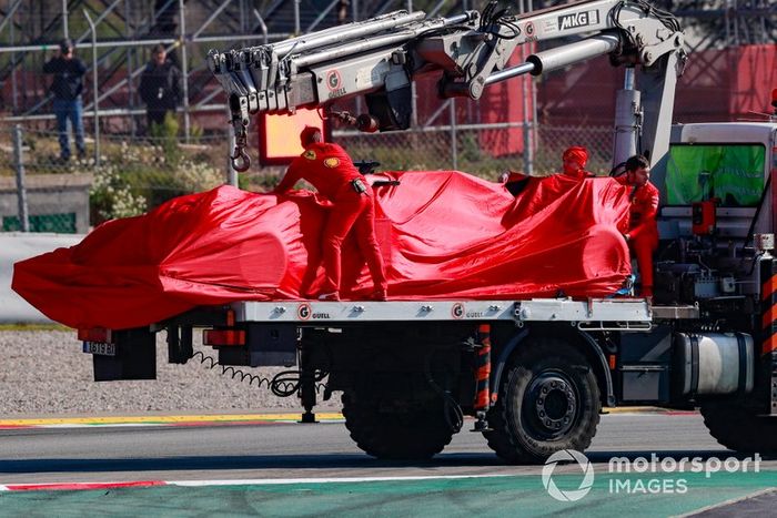 Sebastian Vettel, Ferrari, se para en la pista de Montmeló