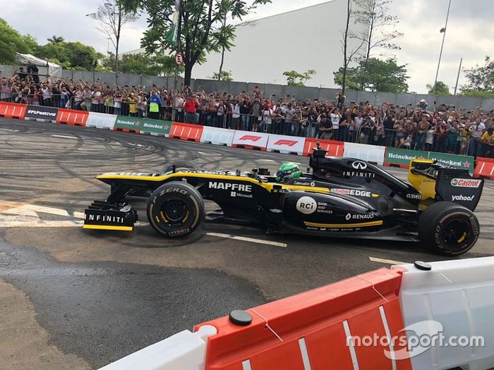 Caio Collet com a Renault no Festival Senna Tribute