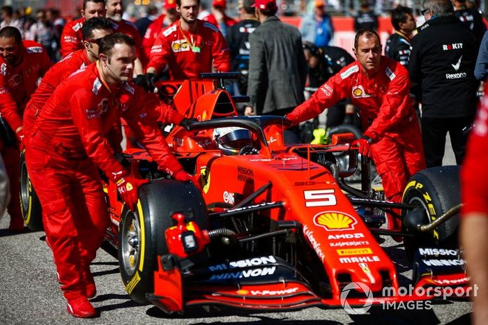 Sebastian Vettel, Ferrari, en la parrilla