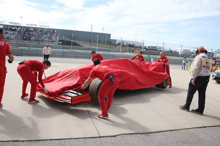 Auto di Charles Leclerc, Ferrari SF90 torna in pitlane