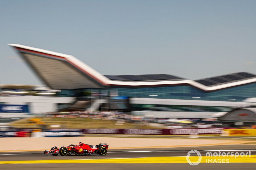 Charles Leclerc, Ferrari SF-23, en una postal clásica del circuito de Silverstone.