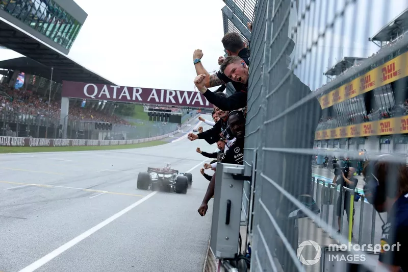 L'équipe Mercedes monte sur le muret des stands pour encourager George Russell, Mercedes F1 W15, 1ère position, à franchir la ligne d'arrivée.