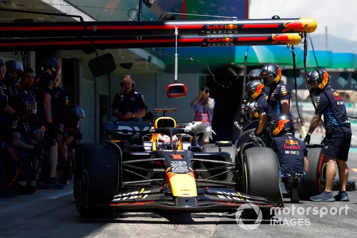 Max Verstappen, Red Bull Racing RB20, en boxes durante la FP1