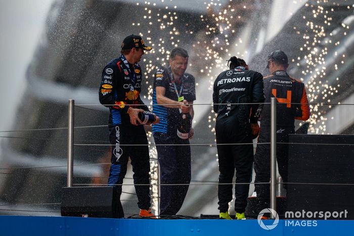 Max Verstappen, Red Bull Racing, 1ª posición, el delegado del trofeo Red Bull, Lando Norris, McLaren F1 Team, 2ª posición, Lewis Hamilton, Mercedes-AMG F1 Team, 3ª posición, rocía Champán en el podio.