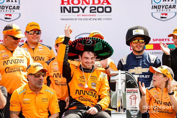 Patricio O'Ward, Arrow McLaren Chevrolet, podio, equipo, sombrero