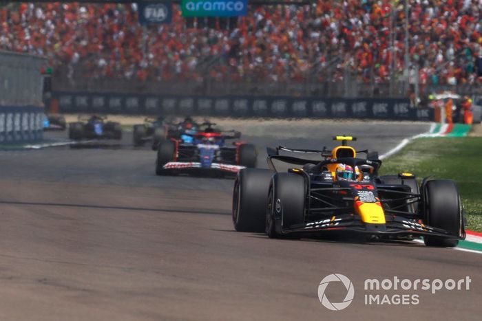 Sergio Pérez, Red Bull Racing RB20, Daniel Ricciardo, RB F1 Team VCARB 01, Esteban Ocon, Alpine A524