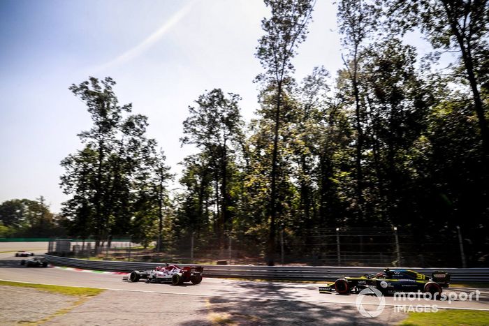 Kimi Raikkonen, Alfa Romeo Racing C39, Esteban Ocon, Renault F1 Team R.S.20