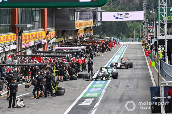 Nicholas Latifi, Williams FW43, y Kevin Magnussen, Haas VF-20