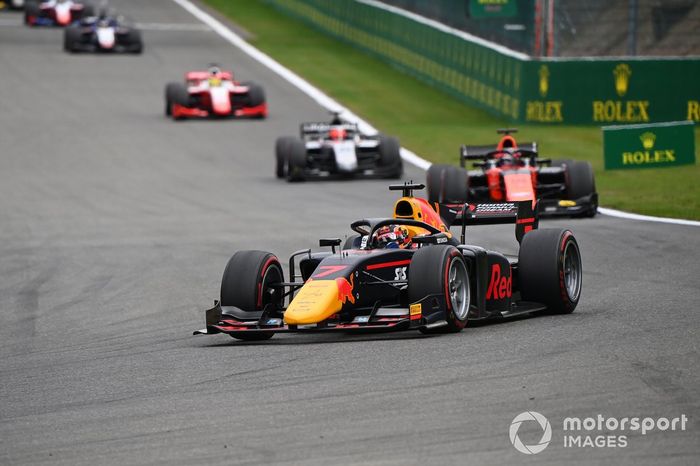 Yuki Tsunoda, Carlin, precede Nobuharu Matsushita, MP Motorsport