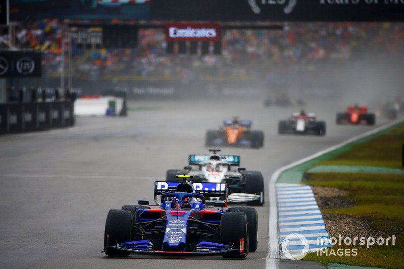 Alexander Albon, Toro Rosso STR14, adelanta a Lewis Hamilton, Mercedes AMG F1 W10