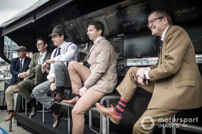 Ron Meadows, Director Deportivo, Mercedes AMG, Andrew Shovlin, Ingeniero Jefe de Carrera, Mercedes AMG, Toto Wolff, Director Ejecutivo (Negocio), Mercedes AMG y Matt Deane, Mecánico Jefe, Mercedes AMG, en la pared del pit en ropa de estilo de los años 50