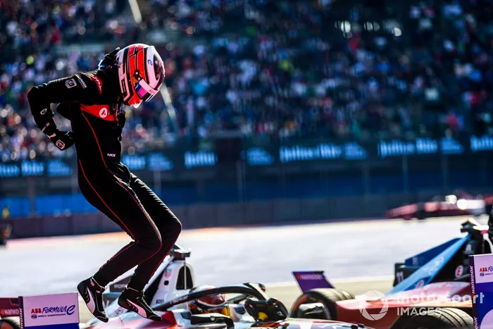Jake Dennis, Andretti Autosport, 1ª posición, salta de su coche al final de la carrera