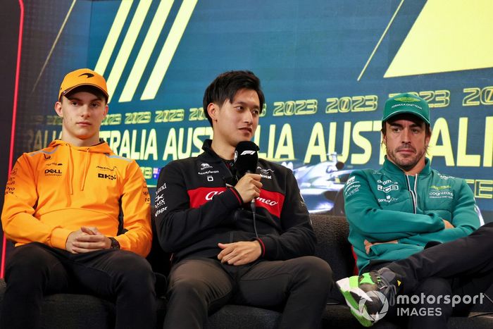 Oscar Piastri, McLaren, Zhou Guanyu, Alfa Romeo F1 Team and Fernando Alonso, Aston Martin F1 Team, en rueda de prensa
