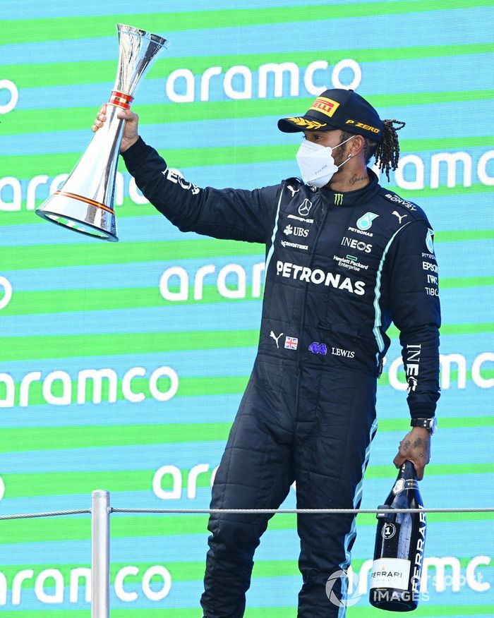 Podio: ganador de la carrera Lewis Hamilton, Mercedes