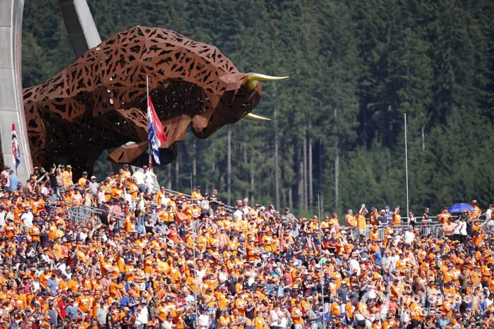 Los aficionados holandeses celebran la pole de Max Verstappen, RB16B de Red Bull Racing